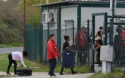 Migrants arrive at the Cooperative Auxilium (C.A.R.A) of Castelnuovo di Porto near Rome where Pope Francis washed the feet of asylum seekers as part of Holy Thursday ceremonies on March 24, 2016. (AFP/ALBERTO PIZZOLI)