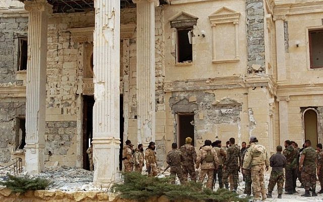 Syrian troops stand next to a mansion belonging to the Qatari royal family in the ancient city of Palmyra on March 24, 2016. (AFP/STR) Syrian troops stand next to a mansion belonging to the Qatari royal family in the ancient city of Palmyra on March 24, 2016. (AFP/STR)
