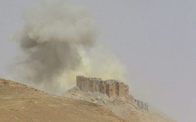 Smoke billows from the Palmyra citadel on March 25, 2016, during a military operation by Syrian troops to retake the ancient city from the jihadist Islamic State (IS) group. (AFP / STRINGER)