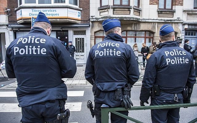 Police officers stand guard in the Meiser neighborhood of Schaarbeek on March 25, 2016, during an anti-terrorist operation searching for suspects of the terrorist attacks in Brussels on March 22, 2016. (AFP/Belga/Laurie Dieffembacq)