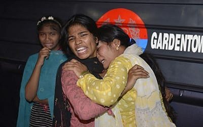 Pakistani women mourn the death of relatives after a bomb blast in Lahore on March 27, 2016, which ripped through a crowded park where many minority Christians had gone to celebrate Easter Sunday. (AFP/ARIF ALI).