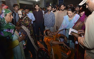 Pakistani relatives of injured victims gather outside the hospital in Lahore on March 27, 2016, after at least 56 people were killed and more than 200 injured when an apparent suicide bomb ripped through the parking lot of a crowded park in the Pakistani city of Lahore where Christians were celebrating Easter. (AFP/ARIF ALI)