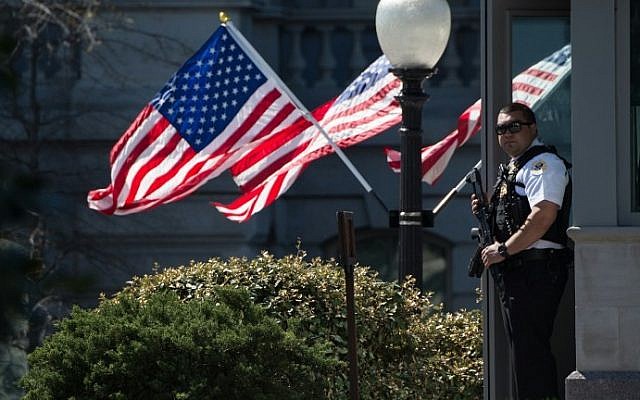 A US Secret Service agent stands guard at the White House in Washington, DC, on March 28, 2016. (AFP / Nicholas Kamm) 
