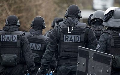 Members of the RAID, the French national police intervention group, take part in a terror attack exercise in an urban environment, on March 30, 2016. (AFP/Kenzo Tribouillard)