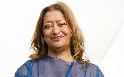 (FILES) A file photo taken on September 25, 2013, shows Iraqi-British architect Zaha Hadid posing for pictures outside her design for an extension of the Serpentine Sackler Gallery in London. AFP / LEON NEAL