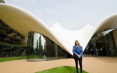 (FILES) A file photo taken on September 25, 2013, shows Iraqi-British architect Zaha Hadid posing for pictures outside her design for an extension of the Serpentine Sackler Gallery in London. (AFP / LEON NEAL)
