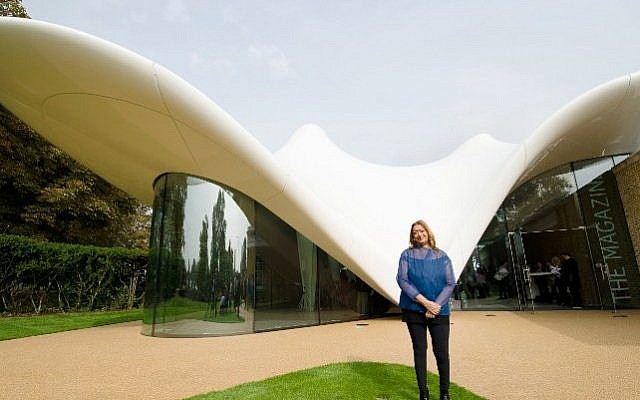 (FILES) A file photo taken on September 25, 2013, shows Iraqi-British architect Zaha Hadid posing for pictures outside her design for an extension of the Serpentine Sackler Gallery in London. (AFP / LEON NEAL)