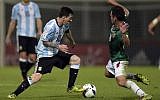Argentina's Lionel Messi (L) vies for the ball with Bolivia's Fernando Saucedo during their Russia 2018 FIFA World Cup South American Qualifiers' football match in Cordoba, Argentina, on March 29, 2016. (AFP PHOTO / EITAN ABRAMOVICH / AFP / EITAN ABRAMOVICH)