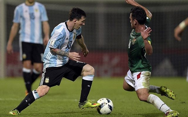 Argentina's Lionel Messi (L) vies for the ball with Bolivia's Fernando Saucedo during their Russia 2018 FIFA World Cup South American Qualifiers' football match in Cordoba, Argentina, on March 29, 2016. (AFP PHOTO / EITAN ABRAMOVICH / AFP / EITAN ABRAMOVICH) Argentina's Lionel Messi (L) vies for the ball with Bolivia's Fernando Saucedo during their Russia 2018 FIFA World Cup South American Qualifiers' football match in Cordoba, Argentina, on March 29, 2016. (AFP PHOTO / EITAN ABRAMOVICH / AFP / EITAN ABRAMOVICH)