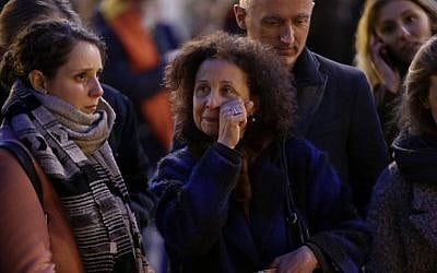 A woman reacts at a makeshift memorial in front of the stock exchange at the Place de la Bourse (Beursplein) in Brussels on March 22, 2016, following triple bomb attacks in the Belgian capital that killed about 35 people and left more than 200 people wounded.(AFP PHOTO / KENZO TRIBOUILLARD)