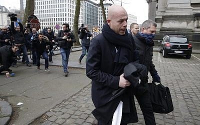 Sven Mary (C), lawyer of key suspect in the Paris terror attacks Salah Abdeslam, arrives to the Council Chamber of Brussels on March 24, 2016 during investigations into the Paris and Brussels terror attacks. (AFP/KENZO TRIBOUILLARD)