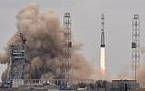 A Russian Proton-M rocket carrying the ExoMars 2016 spacecraft blasts off from the launch pad at the Russian-leased Baikonur cosmodrome, March 14, 2016. (AFP/KIRILL KUDRYAVTSEV)