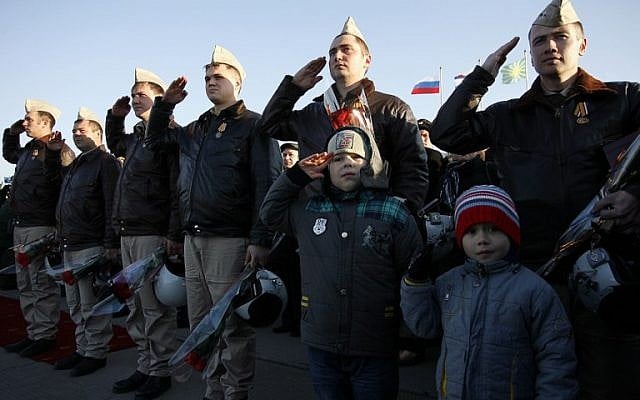 Russian air force pilots salute upon their arrival from Syria at an airbase in the southern Russia's Krasnodar region, on March 16, 2016. (AFP PHOTO / SERGEI VENYAVSKY)