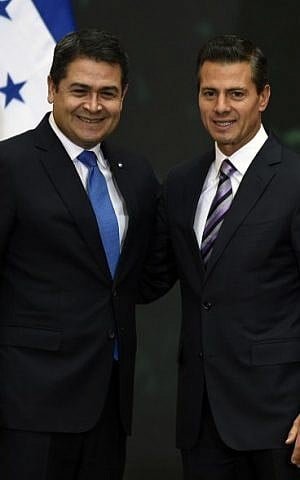 Mexican President Enrique Pena Nieto (R) poses with his Honduran counterpart Juan Orlando Hernandez during at the National Palace in Mexico City on February 26, 2016. (AFP PHOTO/ALFREDO ESTRELLA)