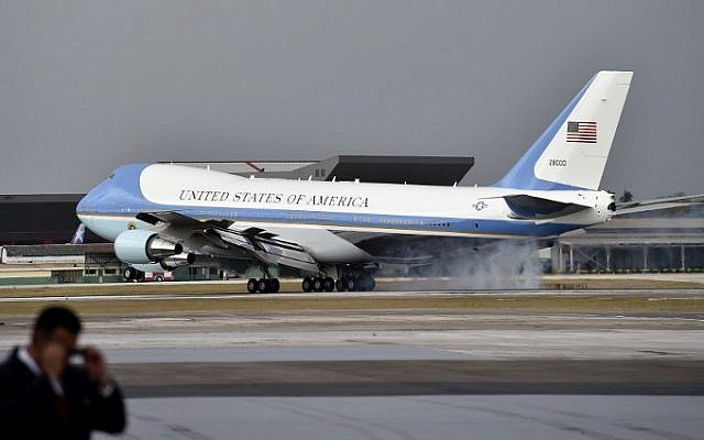 The plane transporting US President Barack Obama lands at Jose Marti international airport in Havana on March 20, 2016. (AFP/ Yuri CORTEZ / AFP) The plane transporting US President Barack Obama lands at Jose Marti international airport in Havana on March 20, 2016. (AFP/ Yuri CORTEZ / AFP)