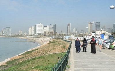 Despite Tuesday's terrorist attack, Tel Aviv's southern promenade was business as usual on March 9, 2016. (Melanie Lidman/Times of Israel)
