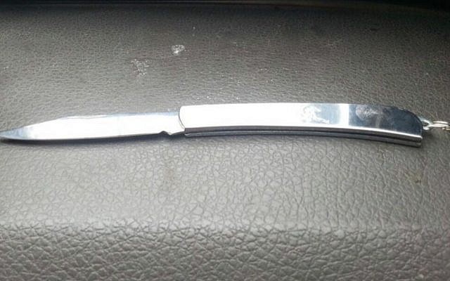 A pocket knife found on a Shuafat youth attempting to evade a checkpoint at the entrance to the East Jerusalem refugee camp, March 16, 2016. (Israel Police)