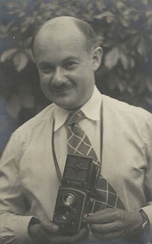 Roman Vishniac holding his Rolleiflex camera, ca. 1935–38 (© Mara Vishniac Kohn, courtesy International Center of Photography)