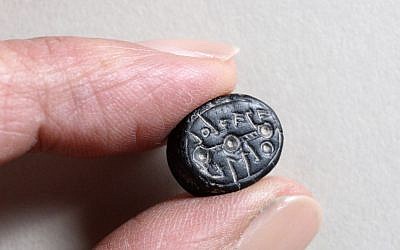 A seal bearing the inscription: 'to Elihana bat Gael' (Clara Amit, courtesy of the Israel Antiquities Authority)
