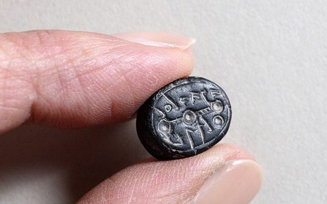 A seal bearing the inscription: 'to Elihana bat Gael' (Clara Amit, courtesy of the Israel Antiquities Authority) A seal bearing the inscription: 'to Elihana bat Gael' (Clara Amit, courtesy of the Israel Antiquities Authority)
