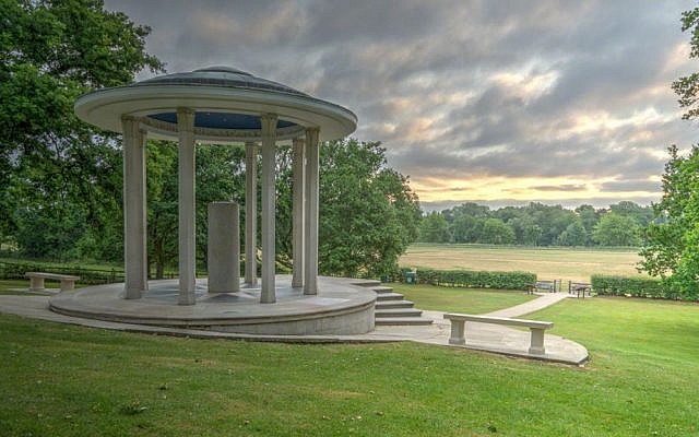 American Bar Association tribute to Magna Carta at Runnymede, England. (WyrdLight.com/Wikimedia/CC BY-SA 4.0)
