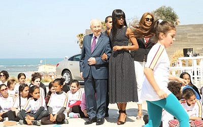 Shimon Peres and Naomi Campbell at the Peres Center for Peace in honor of International Women's Day, March 8, 2016 (Courtesy Rafi Delouya)