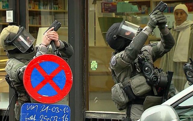 Armed police officers take part in a raid in the Molenbeek neighborhood of Brussels, Belgium, March 18, 2016. (screenshot: VTM via AP) Armed police officers take part in a raid in the Molenbeek neighborhood of Brussels, Belgium, March 18, 2016. (screenshot: VTM via AP)