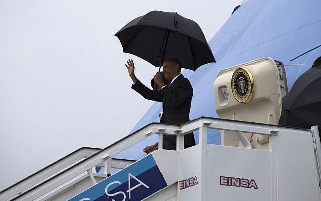 President Barack Obama waves as he and first lady Michelle Obama exit Air Force One at the airport in Havana, Cuba, Sunday, March 20, 2016. (Cubadebate/Ismael Francisco /AP) President Barack Obama waves as he and first lady Michelle Obama exit Air Force One at the airport in Havana, Cuba, Sunday, March 20, 2016. (Cubadebate/Ismael Francisco /AP)