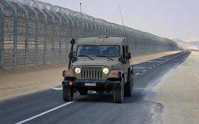 The border fence between Israel and Egypt, January 02, 2012. (Moshe Milner/GPO/FLASH90)