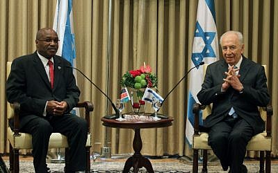 Kenyan Ambassador Augostino Njoroge presents his credentials to then president Shimon Peres, July 5, 2010. (Issac Harari/Flash90)