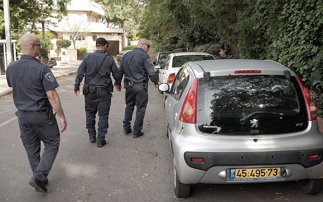 Police hunting for Nashat Milhem in the Ramat Aviv neighborhood of Tel Aviv on January 5, 2016. (Tomer Neuberg/Flash90) Police hunting for Nashat Milhem in the Ramat Aviv neighborhood of Tel Aviv on January 5, 2016. (Tomer Neuberg/Flash90)