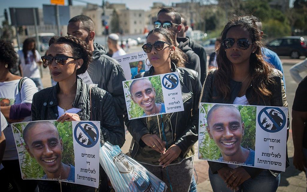Family and friends of Yosef Salamsa protest at the entrance to the National Headquarters of the Israel Police in Jerusalem on March 1, 2016 (Yonatan Sindel/Flash90)