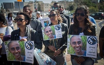 Family and friends of Yosef Salamsa protest at the entrance to the National Headquarters of the Israel Police in Jerusalem on March 1, 2016 (Yonatan Sindel/Flash90)