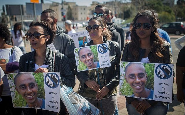 Family and friends of Yosef Salamsa protest at the entrance to the National Headquarters of the Israel Police in Jerusalem on March 1, 2016 (Yonatan Sindel/Flash90) Family and friends of Yosef Salamsa protest at the entrance to the National Headquarters of the Israel Police in Jerusalem on March 1, 2016 (Yonatan Sindel/Flash90)