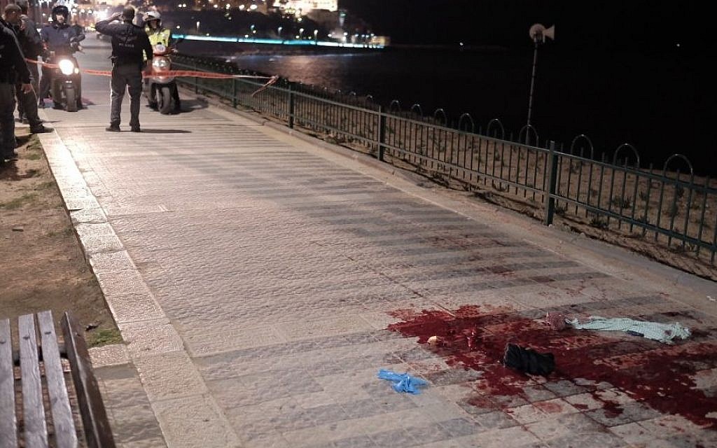 Security forces and and medics at the scene of a stabbing attack that killed one and injured nine others in Jaffa on March 8, 2016 (Tomer Neuberg/Flash90)