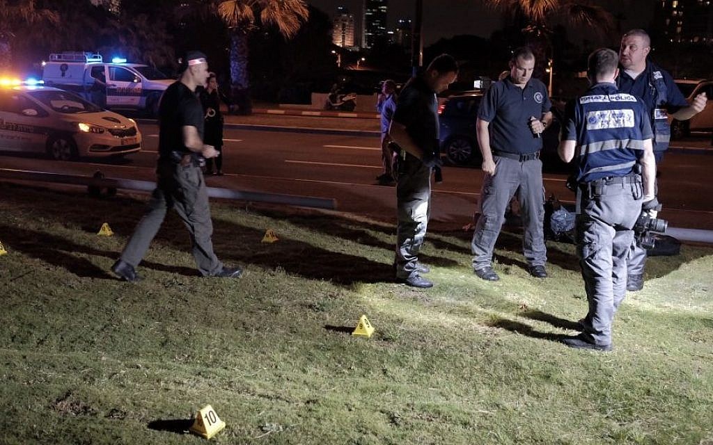 Security forces at the scene of a stabbing attack that killed one and injured nine others at Jaffa Port on March 8, 2016. (Tomer Neuberg/Flash90)