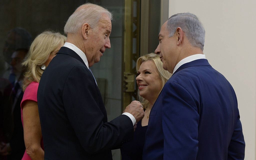 Prime Minister Benjamin Netanyahu and his wife Sara greet United States Vice President Joe Biden and his wife Jill, at the Prime Minister's Office in Jerusalem, March 9, 2016. (Amos Ben Gershom/GPO)