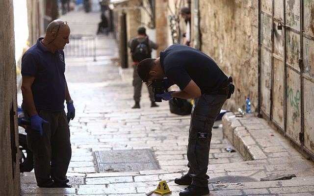 Israeli security forces inspect the scene of a stabbing attack in Jerusalem's Old City on March 11, 2016. (Photo by Yonatan Sindel/Flash90) Israeli security forces inspect the scene of a stabbing attack in Jerusalem's Old City on March 11, 2016. (Photo by Yonatan Sindel/Flash90)