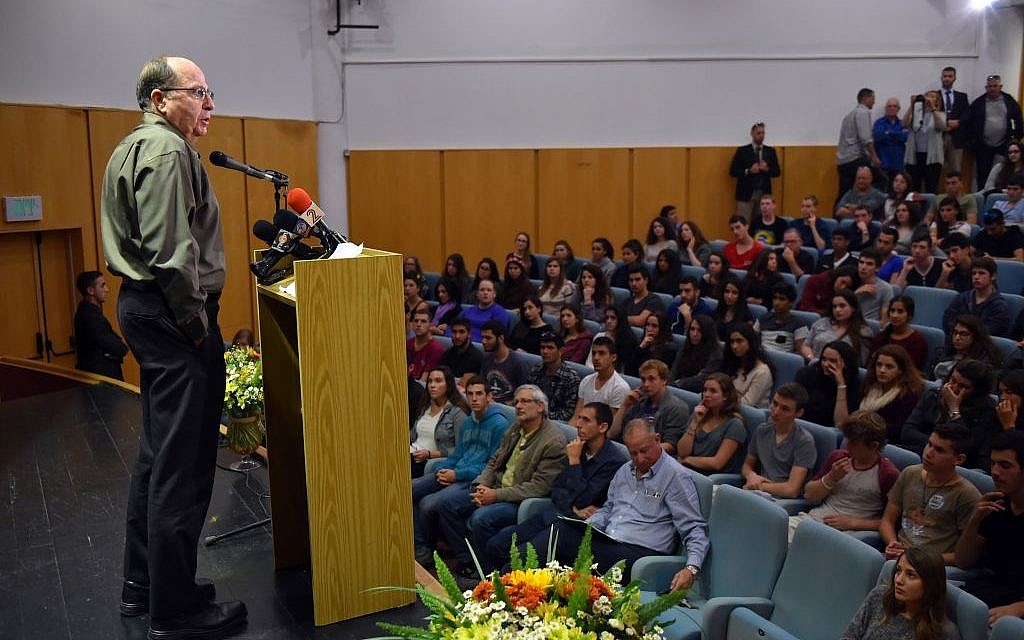 Defense Minister Moshe Ya'alon speaks in front of students during a visit to a school in Ramat Hagolan, northern Israel, March 21, 2016. (Ariel Hermoni/Ministry of Defense)