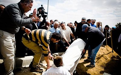 The funeral of Dimona resident Simha Damri on March 21, 2016. (FLASH90)