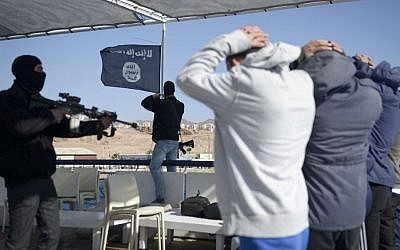 IDF soldiers participate in a mock raid during a naval drill in the Red Sea on March 31, 2016. (IDF Spokesperson's Unit)