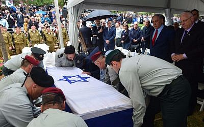 The coffin of former Mossad chief Meir Dagan is lowered into the ground at the military cemetery in Rosh Pina, northern Israel, March 20, 2016. (Kobi Gideon/GPO)