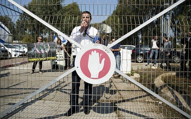 Israelis protest outside a military court near Kiryat Malachi in support of the IDF soldier who shot a Palestinian terrorist in Hebron, March 31, 2016. (Corinna Kern/Flash90)