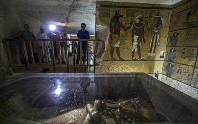 This photo taken on September 29, 2015, shows the golden sarcophagus of King Tutankhamun in his burial chamber at the Valley of the Kings, close to Luxor, 500 kilometers south of Cairo. (AFP / Khaled DESOUKI)