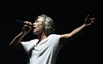Matisyahu, American reggae rapper and alternative rock musician performing at the Sultan's Pool in Jerusalem on October 10, 2015. (Flash90)