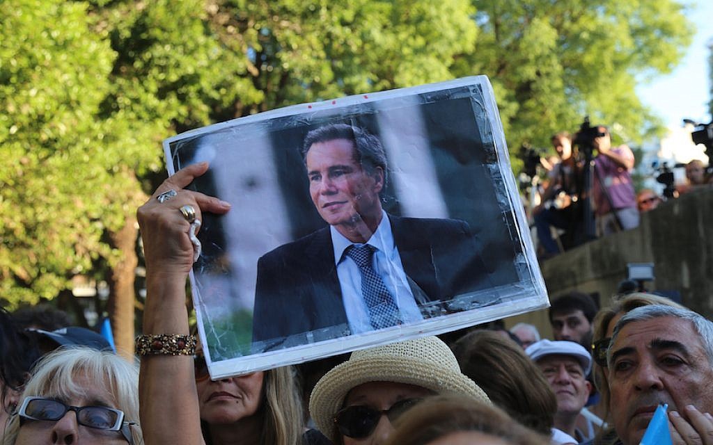 A vigil in Buenos Aires on the first anniversary of Argentinean prosecutor Alberto Nisman’s death, January 18, 2016. (Omer Musa Targal/Anadolu Agency/Getty Images)