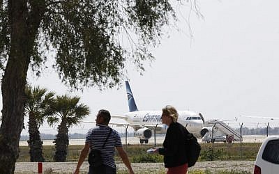 An EgyptAir Airbus A-320 sits on the tarmac of Larnaca airport after it was hijacked and diverted to Cyprus on March 29, 2016 (AFP/BEHROUZ MEHRI) 