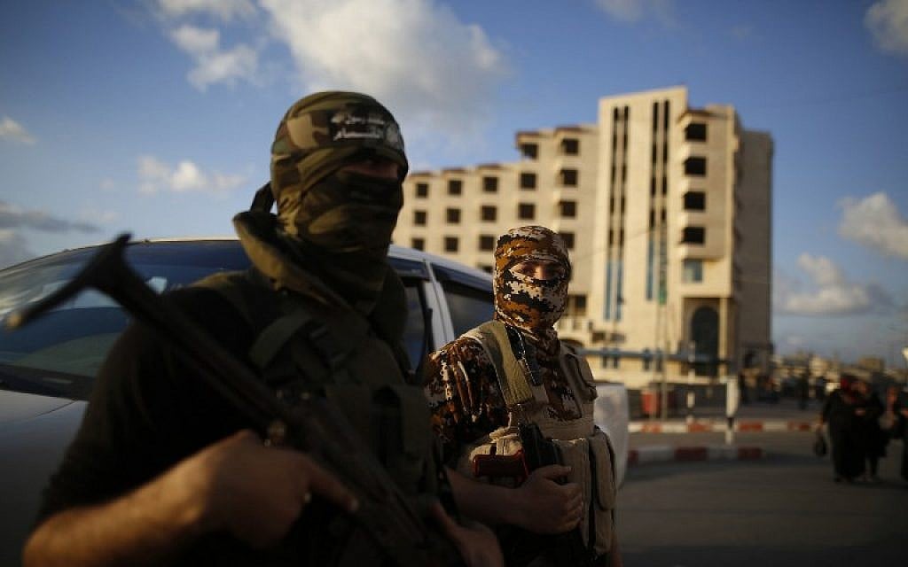 Members of the Izz al-Din al-Qassam Brigades, the armed wing of Hamas, in Gaza City on March 28, 2016. (AFP / MOHAMMED ABED)