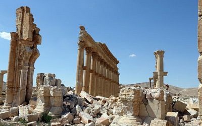 A picture shows on March 31, 2016 the remains of Arch of Triumph, also called the Monumental Arch of Palmyra, in the ancient Syrian city of Palmyra, which was destroyed by jihadists of the Islamic State group in 2015. (AFP / JOSEPH EID)