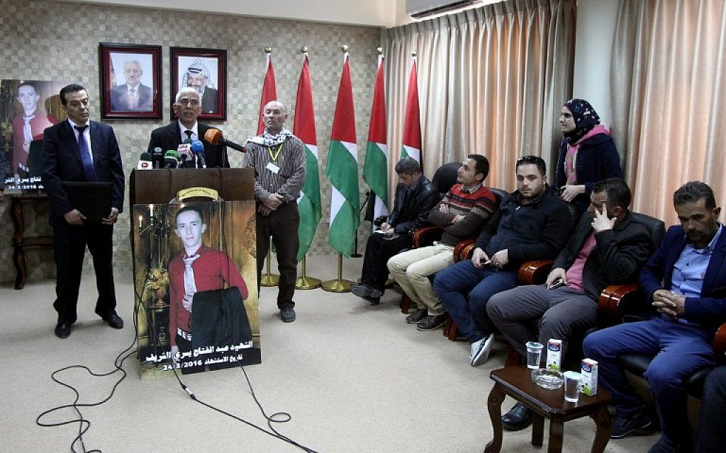 Palestinian governor of Hebron Kamel Hamid, center, speaks next to doctor Rayan al-Ali who carried out the autopsy of 21-year-old Palestinian Abdul Fatah al-Sharif, at the governor's office in the West Bank town of Hebron on April 4, 2016. (AFP / HAZEM BADER)